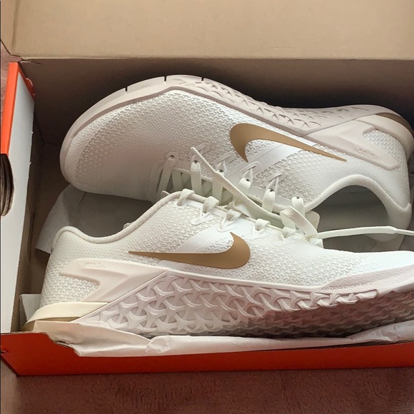 Sexy but basic Nike shoes - Picture 4 of 4